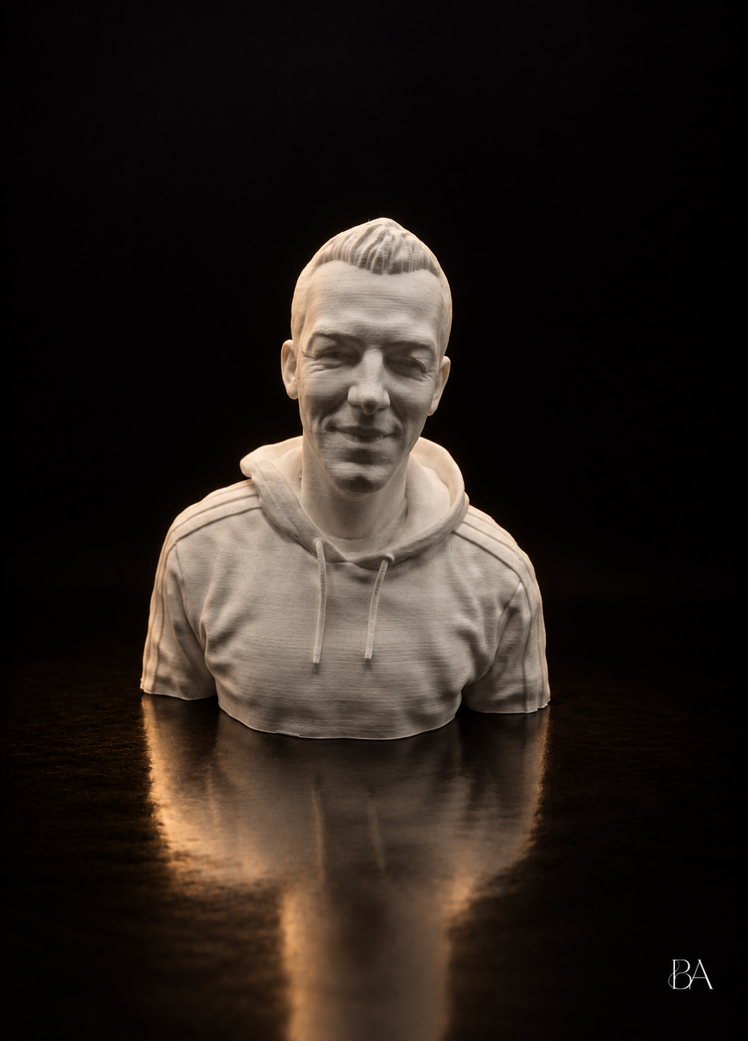 Buste Bust’Art d’un homme souriant portant un sweat à capuche
