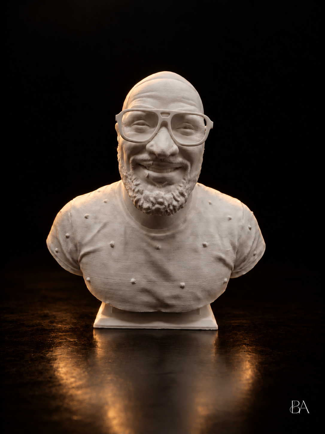 Buste Bust’Art d’un homme souriant, avec une barbe et des lunettes