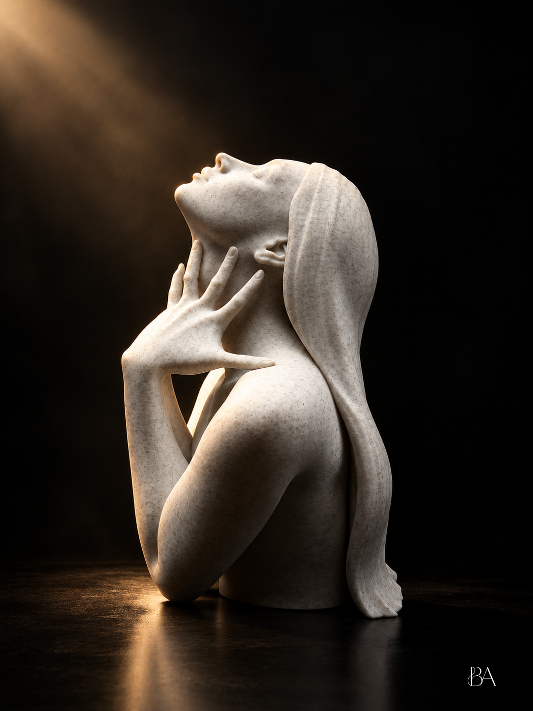 L’élégance, buste Bust’Art de profil, visage levé et main sur le cou, dans une mise en scène artistique dorée